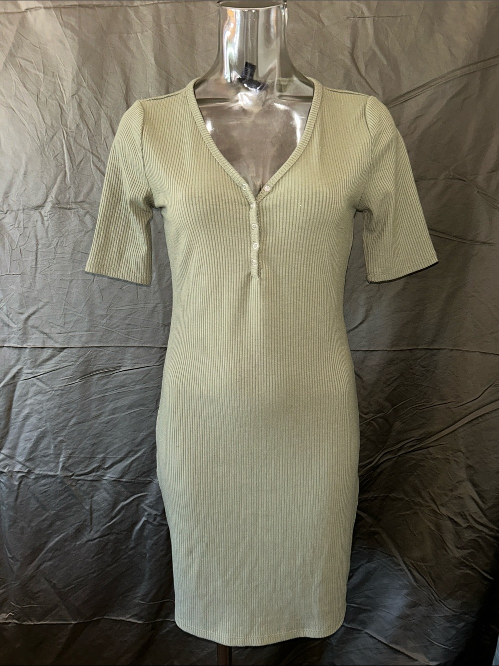 Forever 21 Ribbed V‑Neck Midi Dress in Sage Green
